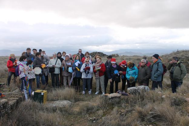 Miembros de la asociación Amigos de La Rioja subieron días atrás al Monte Cantabria para colocar su nacimiento. :: amigos de la rioja