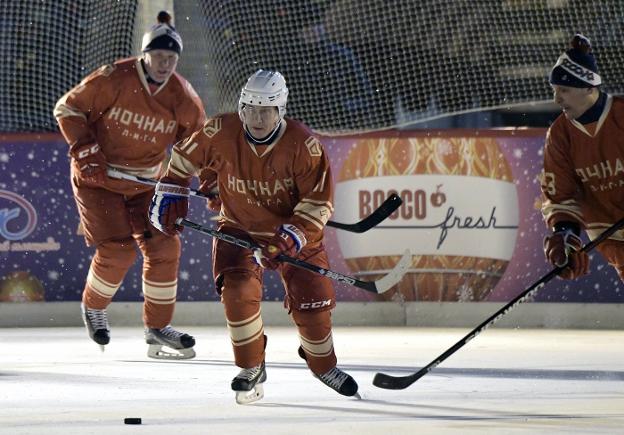Sobre el hielo. Putin, en el centro, disputa un partido de hockey en la pista de la Plaza Roja. :: efe