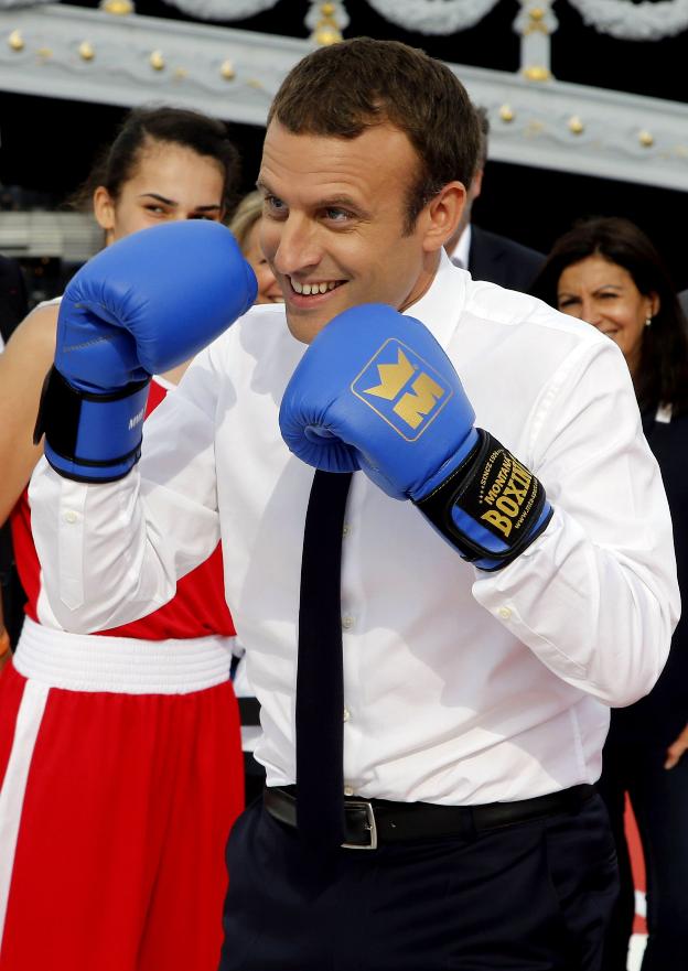 Jovial y dinámico, Macron cultiva su fama de ser el político que cumple lo que promete. :: JEAN-PAUL PELISSIER
