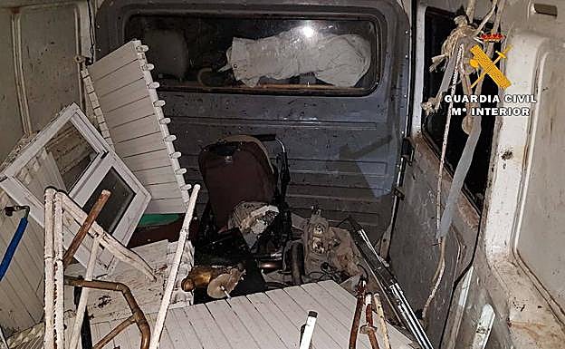 Material hallado en el interior de la furgoneta de los ladrones. 