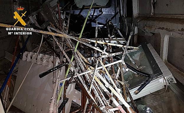 Radiadores y amasijos de tubería de cobre encontrados en la furgoneta de los sospechosos. 