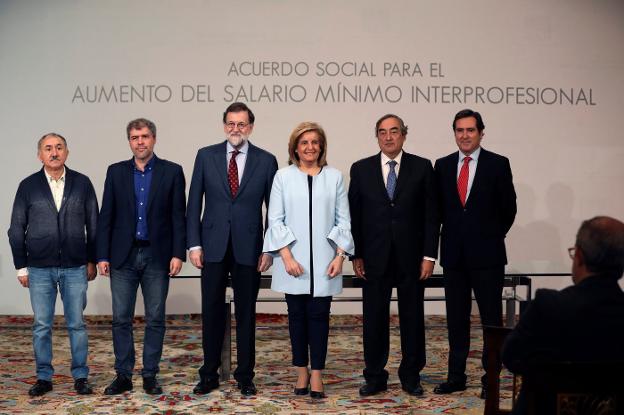 Mariano Rajoy posa junto a la ministra de Empleo, los líderes sindicales de CCOO y UGT y los de la patronal CEOE y Cepyme. :: efe