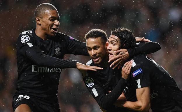 Kylian Mbappé, Neymar y Edinson Cavani, celebrando un gol en el Celtic Park de Glasgow.