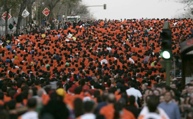 Miles de corredores en la San Silvestre vallecana.