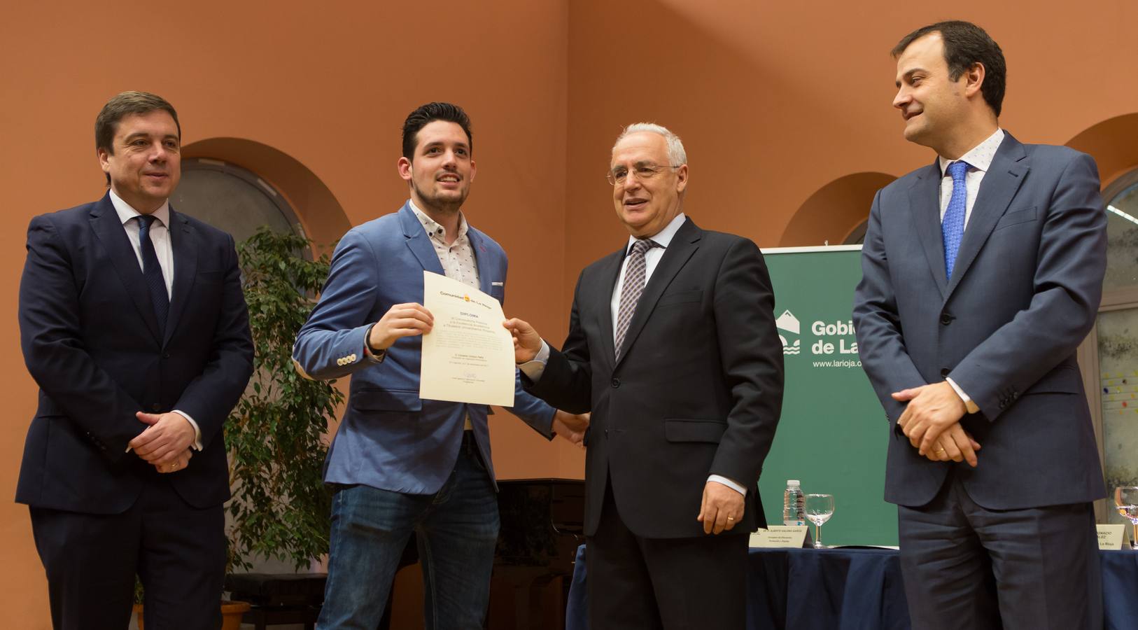 Un total de 57 alumnos y 15 coordinadores y profesores delegados de La Rioja han sido reconocidos hoy como destacados por su "de excelencia académica"