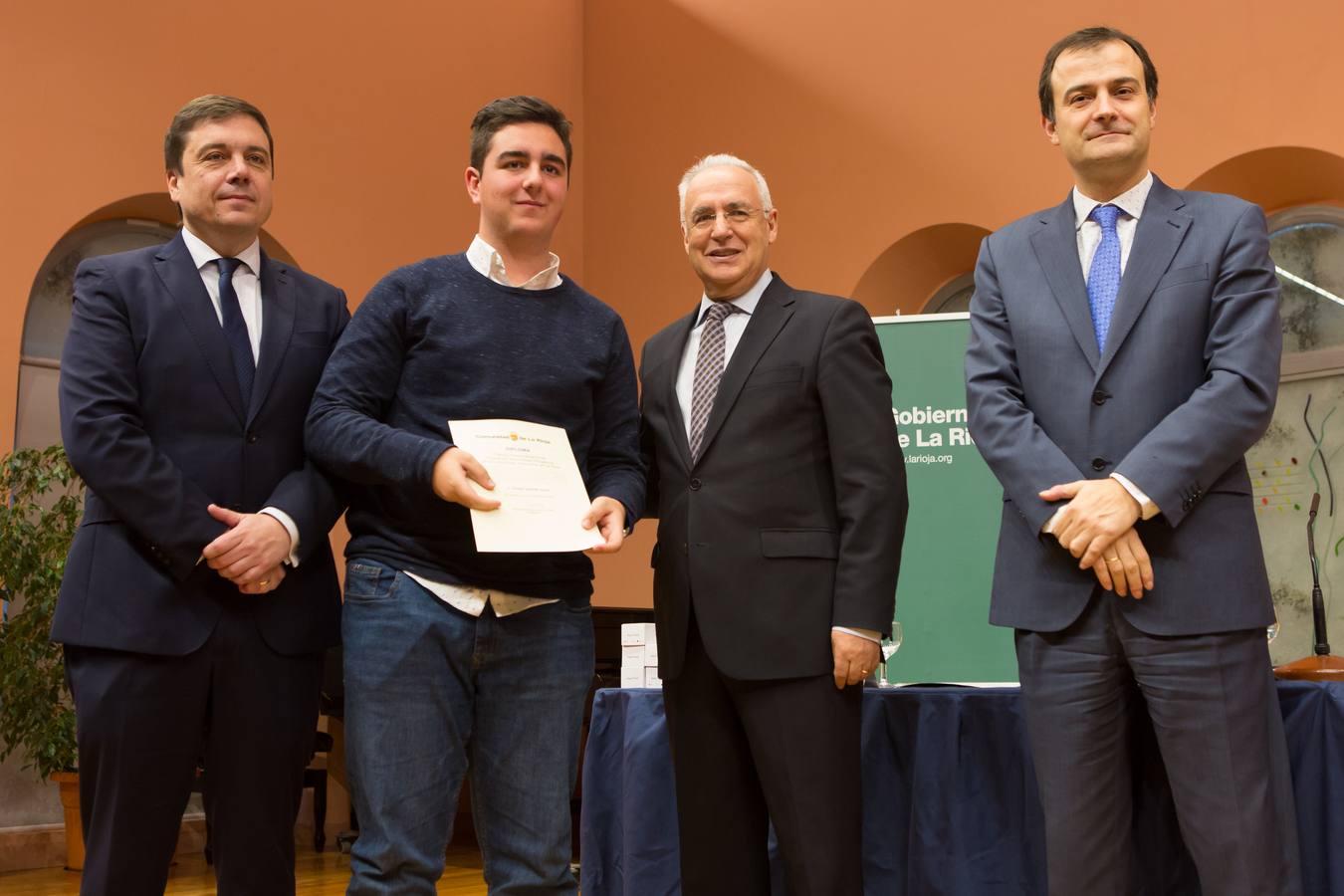 Un total de 57 alumnos y 15 coordinadores y profesores delegados de La Rioja han sido reconocidos hoy como destacados por su "de excelencia académica"