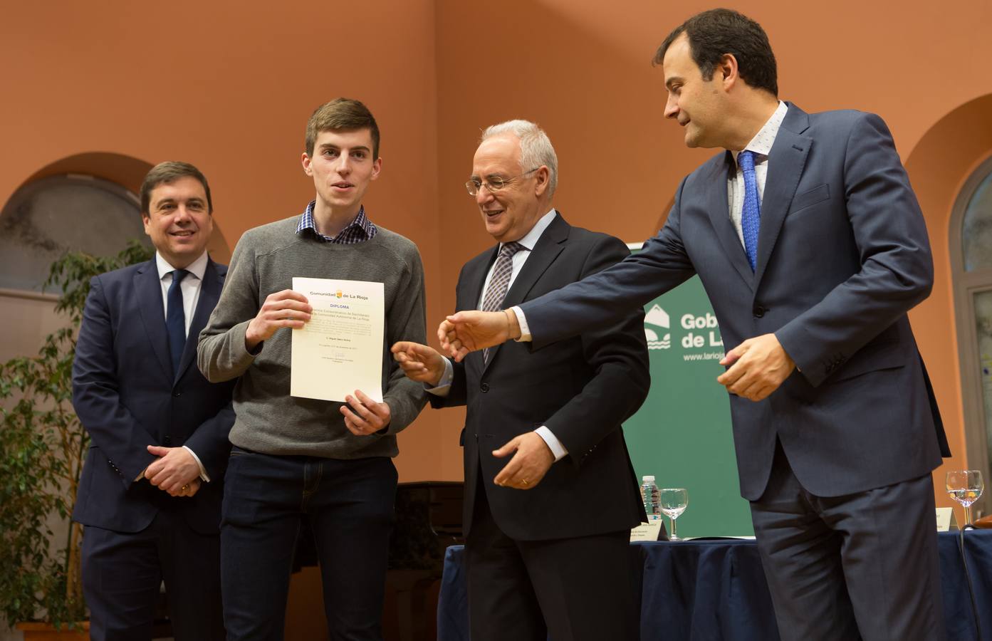 Un total de 57 alumnos y 15 coordinadores y profesores delegados de La Rioja han sido reconocidos hoy como destacados por su "de excelencia académica"