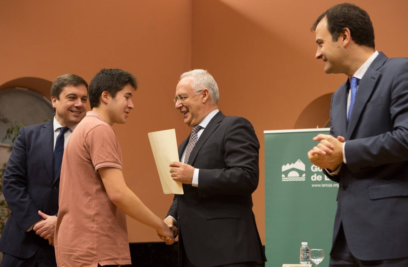 Un total de 57 alumnos y 15 coordinadores y profesores delegados de La Rioja han sido reconocidos hoy como destacados por su "de excelencia académica"