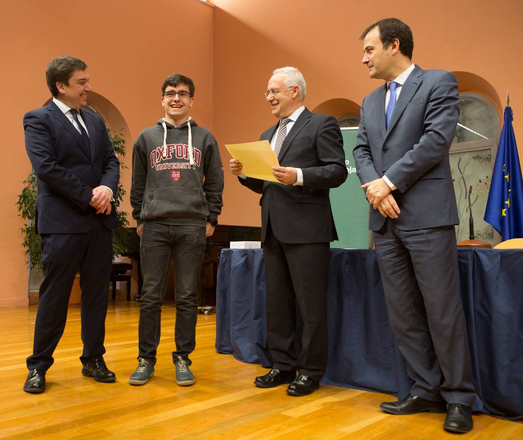 Un total de 57 alumnos y 15 coordinadores y profesores delegados de La Rioja han sido reconocidos hoy como destacados por su "de excelencia académica"