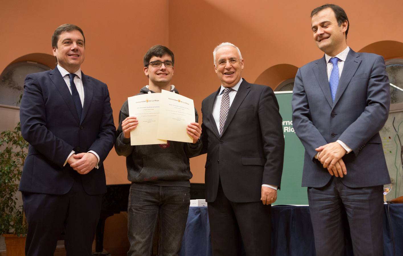 Un total de 57 alumnos y 15 coordinadores y profesores delegados de La Rioja han sido reconocidos hoy como destacados por su "de excelencia académica"