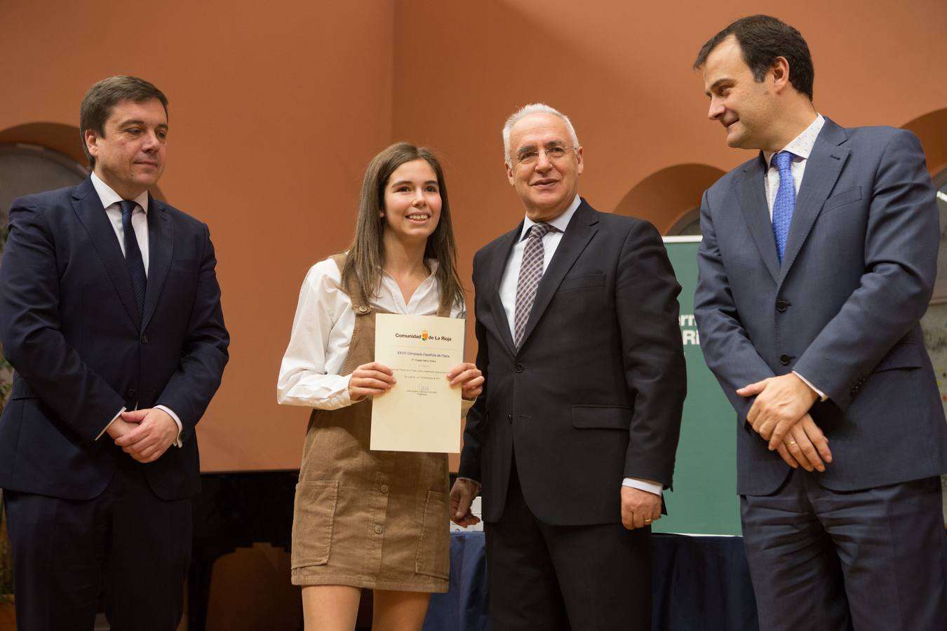 Un total de 57 alumnos y 15 coordinadores y profesores delegados de La Rioja han sido reconocidos hoy como destacados por su "de excelencia académica"