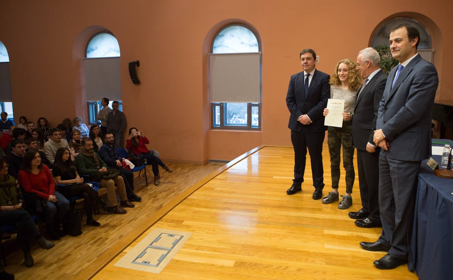 Un total de 57 alumnos y 15 coordinadores y profesores delegados de La Rioja han sido reconocidos hoy como destacados por su "de excelencia académica"