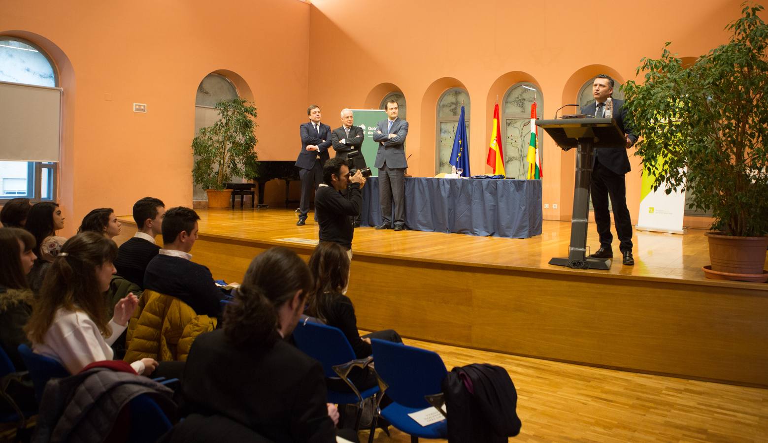 Un total de 57 alumnos y 15 coordinadores y profesores delegados de La Rioja han sido reconocidos hoy como destacados por su "de excelencia académica"