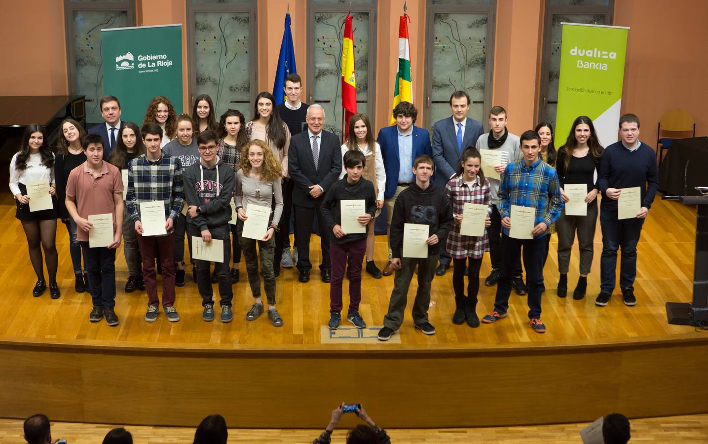 Un total de 57 alumnos y 15 coordinadores y profesores delegados de La Rioja han sido reconocidos hoy como destacados por su "de excelencia académica"