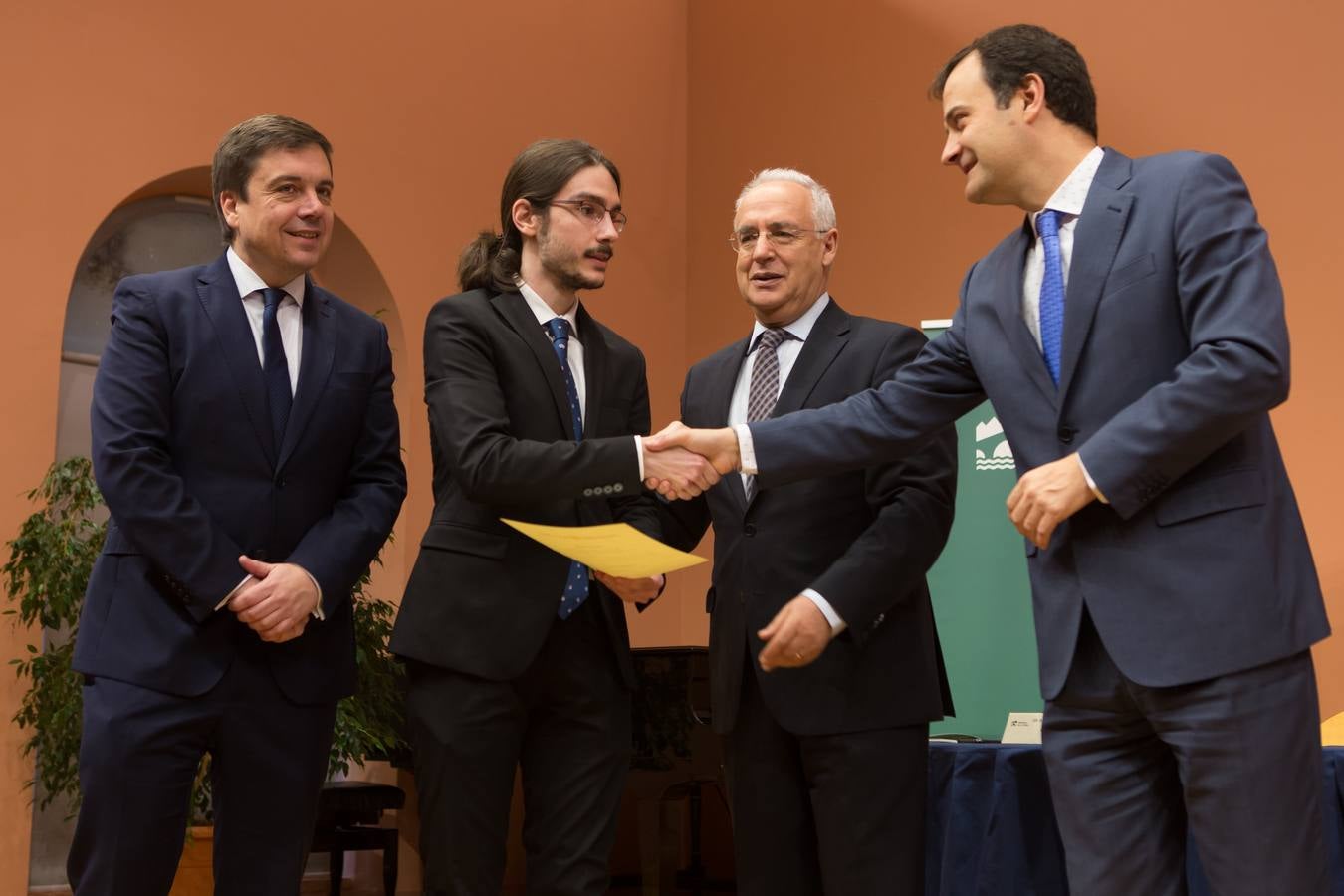 Un total de 57 alumnos y 15 coordinadores y profesores delegados de La Rioja han sido reconocidos hoy como destacados por su "de excelencia académica"