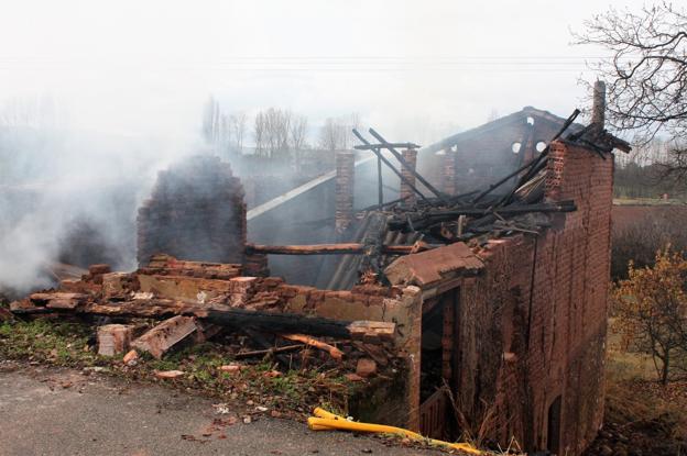 El tejado del edificio de Manjarrés, de adobe y con vigas de madera, se acabó viniendo abajo por la acción de las llamas. :: 