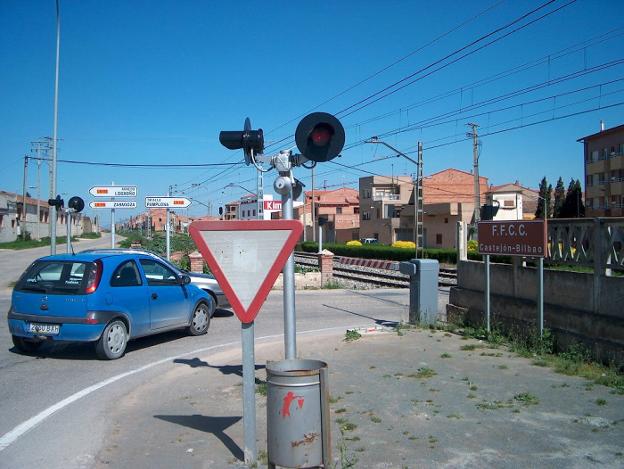 Dos vehículos esperan a cruzar las vías del tren en un paso a nivel ubicado en Rincón de Soto. 