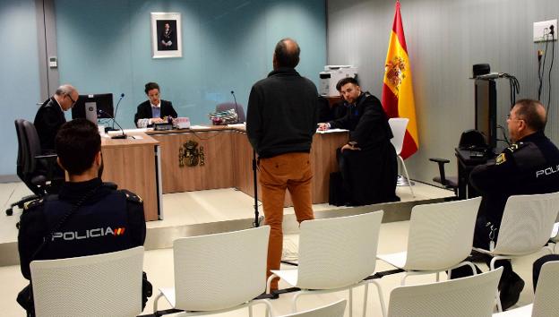 El agresor, en el juicio que se celebró el pasado viernes en Logroño. :: miguel herreros
