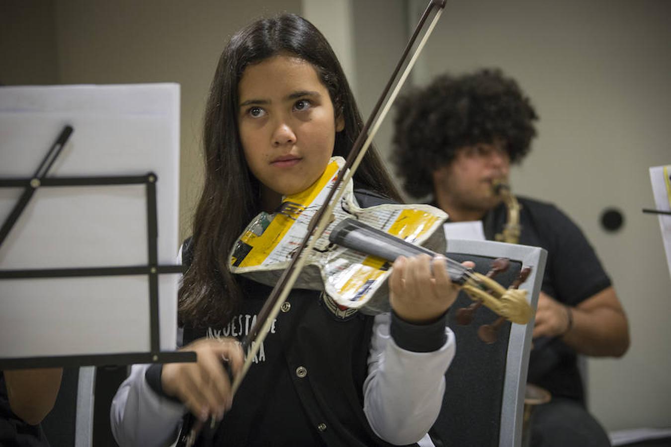 La Orquesta Cateura utiliza los despojos para crear eficaces instrumentos