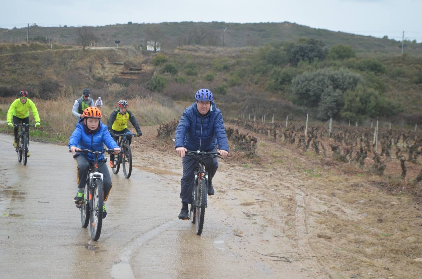 Dentro de las actividades navideñas que ha preparado el Ayuntamiento para estas fechas, la mañana del jueves fue el turno del ciclismo con un paseo cicloturista con la presencia del medallista olímpico de Mountain Bike Carlos Coloma acompañado de sus compañeros del Coloma Bike Club que mantienen en Fuenmayor una escuela de ciclismo dentro dela oferta deportiva municipal que engloba a muchos deportes. Coloma estuvo acompañado además por la joven promesa Vlad Dascalu, que con tan solo 19  años ya es uno de los mejores bikers sub-23 del mundo. Unos 30 ciclistas de todas las edades participaron en este paseo desafiando la desapacible mañana pero contentos de poder pedalear al lado de todo un medallista olímpico que demostró además su gran categoría humana ayudando a los más pequeños e incluso arreglando un pinchazo a uno de ellos. Esta es una más de las numerosas actividades deportivas, festivas y culturales que se han preparado para este periodo navideña en Fuenmayor.