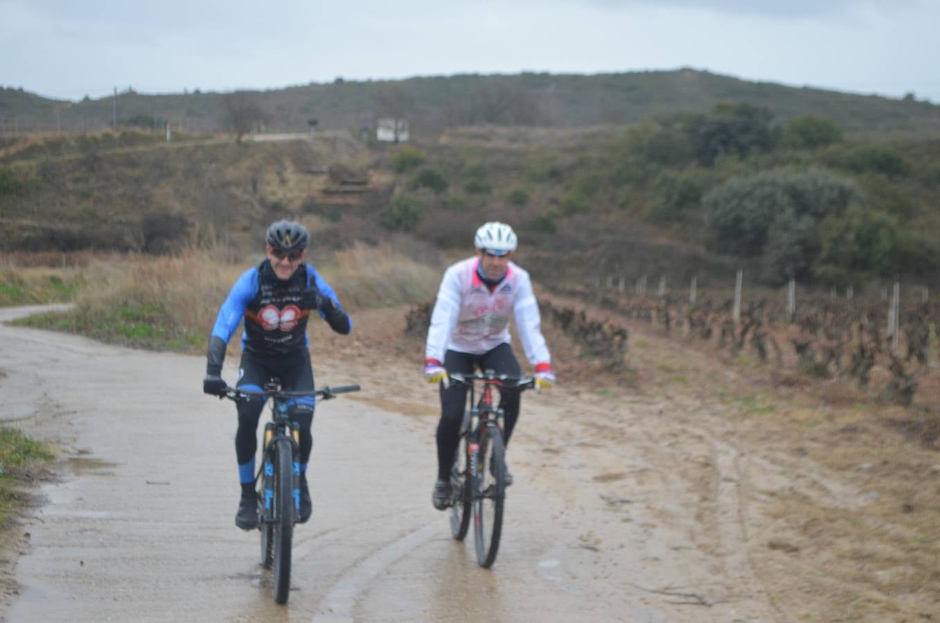 Dentro de las actividades navideñas que ha preparado el Ayuntamiento para estas fechas, la mañana del jueves fue el turno del ciclismo con un paseo cicloturista con la presencia del medallista olímpico de Mountain Bike Carlos Coloma acompañado de sus compañeros del Coloma Bike Club que mantienen en Fuenmayor una escuela de ciclismo dentro dela oferta deportiva municipal que engloba a muchos deportes. Coloma estuvo acompañado además por la joven promesa Vlad Dascalu, que con tan solo 19  años ya es uno de los mejores bikers sub-23 del mundo. Unos 30 ciclistas de todas las edades participaron en este paseo desafiando la desapacible mañana pero contentos de poder pedalear al lado de todo un medallista olímpico que demostró además su gran categoría humana ayudando a los más pequeños e incluso arreglando un pinchazo a uno de ellos. Esta es una más de las numerosas actividades deportivas, festivas y culturales que se han preparado para este periodo navideña en Fuenmayor.