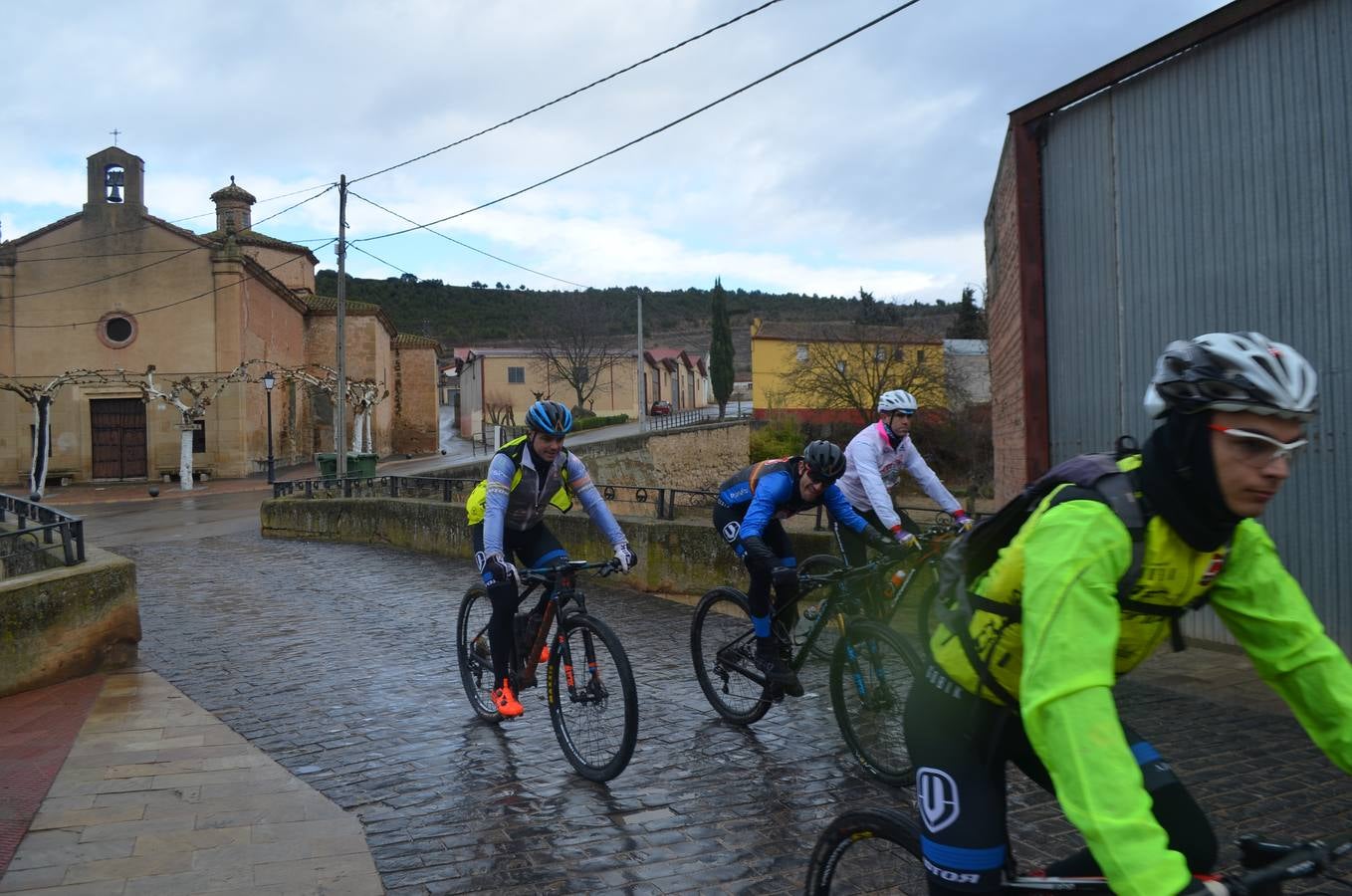 Dentro de las actividades navideñas que ha preparado el Ayuntamiento para estas fechas, la mañana del jueves fue el turno del ciclismo con un paseo cicloturista con la presencia del medallista olímpico de Mountain Bike Carlos Coloma acompañado de sus compañeros del Coloma Bike Club que mantienen en Fuenmayor una escuela de ciclismo dentro dela oferta deportiva municipal que engloba a muchos deportes. Coloma estuvo acompañado además por la joven promesa Vlad Dascalu, que con tan solo 19  años ya es uno de los mejores bikers sub-23 del mundo. Unos 30 ciclistas de todas las edades participaron en este paseo desafiando la desapacible mañana pero contentos de poder pedalear al lado de todo un medallista olímpico que demostró además su gran categoría humana ayudando a los más pequeños e incluso arreglando un pinchazo a uno de ellos. Esta es una más de las numerosas actividades deportivas, festivas y culturales que se han preparado para este periodo navideña en Fuenmayor.