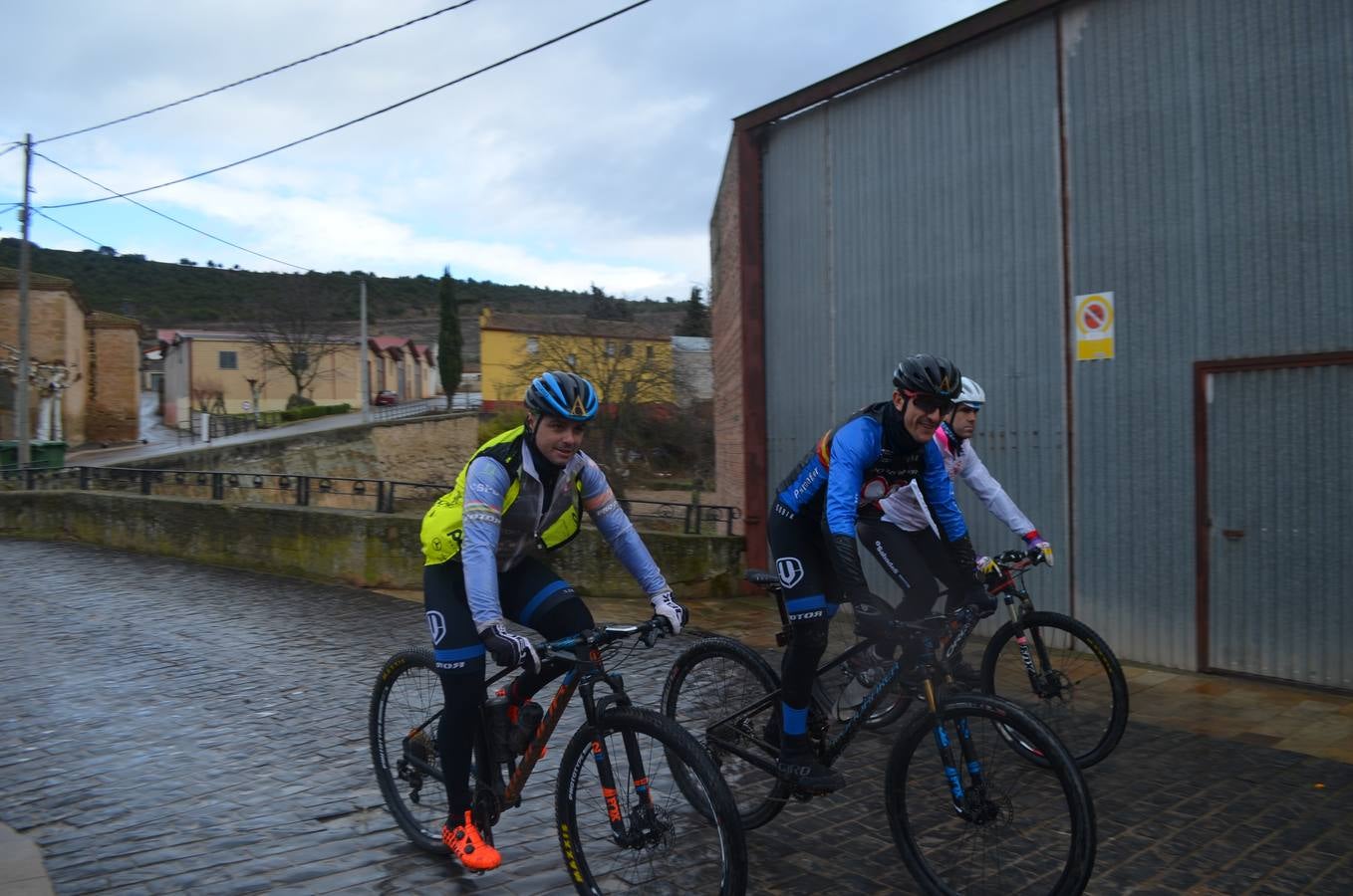Dentro de las actividades navideñas que ha preparado el Ayuntamiento para estas fechas, la mañana del jueves fue el turno del ciclismo con un paseo cicloturista con la presencia del medallista olímpico de Mountain Bike Carlos Coloma acompañado de sus compañeros del Coloma Bike Club que mantienen en Fuenmayor una escuela de ciclismo dentro dela oferta deportiva municipal que engloba a muchos deportes. Coloma estuvo acompañado además por la joven promesa Vlad Dascalu, que con tan solo 19  años ya es uno de los mejores bikers sub-23 del mundo. Unos 30 ciclistas de todas las edades participaron en este paseo desafiando la desapacible mañana pero contentos de poder pedalear al lado de todo un medallista olímpico que demostró además su gran categoría humana ayudando a los más pequeños e incluso arreglando un pinchazo a uno de ellos. Esta es una más de las numerosas actividades deportivas, festivas y culturales que se han preparado para este periodo navideña en Fuenmayor.