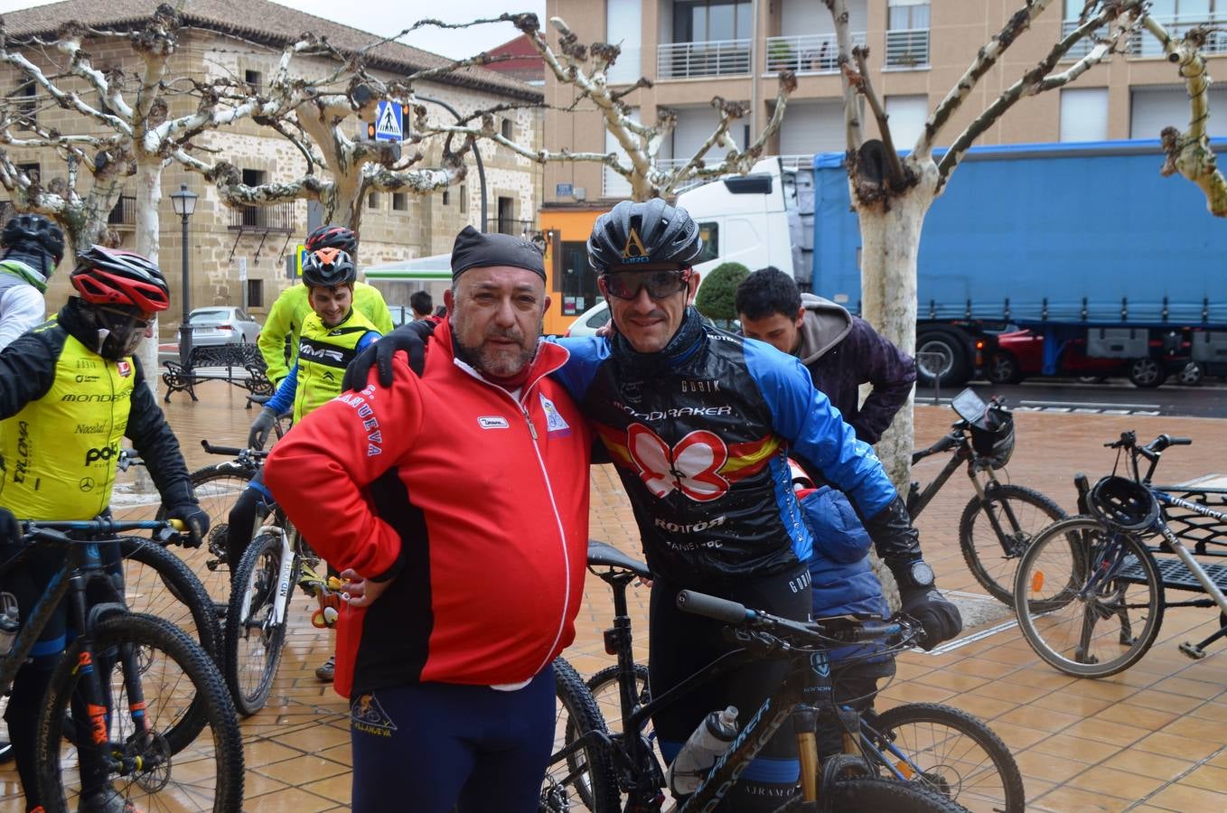 Dentro de las actividades navideñas que ha preparado el Ayuntamiento para estas fechas, la mañana del jueves fue el turno del ciclismo con un paseo cicloturista con la presencia del medallista olímpico de Mountain Bike Carlos Coloma acompañado de sus compañeros del Coloma Bike Club que mantienen en Fuenmayor una escuela de ciclismo dentro dela oferta deportiva municipal que engloba a muchos deportes. Coloma estuvo acompañado además por la joven promesa Vlad Dascalu, que con tan solo 19  años ya es uno de los mejores bikers sub-23 del mundo. Unos 30 ciclistas de todas las edades participaron en este paseo desafiando la desapacible mañana pero contentos de poder pedalear al lado de todo un medallista olímpico que demostró además su gran categoría humana ayudando a los más pequeños e incluso arreglando un pinchazo a uno de ellos. Esta es una más de las numerosas actividades deportivas, festivas y culturales que se han preparado para este periodo navideña en Fuenmayor.