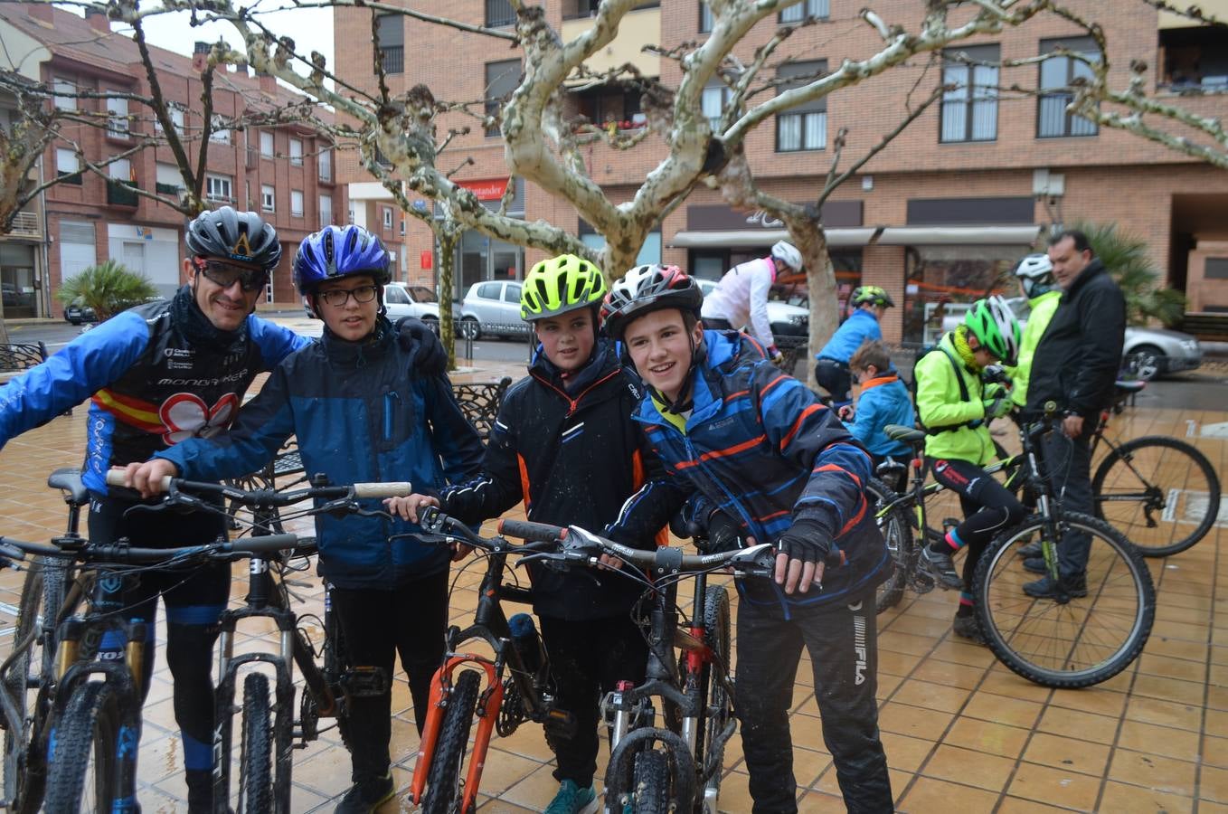 Dentro de las actividades navideñas que ha preparado el Ayuntamiento para estas fechas, la mañana del jueves fue el turno del ciclismo con un paseo cicloturista con la presencia del medallista olímpico de Mountain Bike Carlos Coloma acompañado de sus compañeros del Coloma Bike Club que mantienen en Fuenmayor una escuela de ciclismo dentro dela oferta deportiva municipal que engloba a muchos deportes. Coloma estuvo acompañado además por la joven promesa Vlad Dascalu, que con tan solo 19  años ya es uno de los mejores bikers sub-23 del mundo. Unos 30 ciclistas de todas las edades participaron en este paseo desafiando la desapacible mañana pero contentos de poder pedalear al lado de todo un medallista olímpico que demostró además su gran categoría humana ayudando a los más pequeños e incluso arreglando un pinchazo a uno de ellos. Esta es una más de las numerosas actividades deportivas, festivas y culturales que se han preparado para este periodo navideña en Fuenmayor.