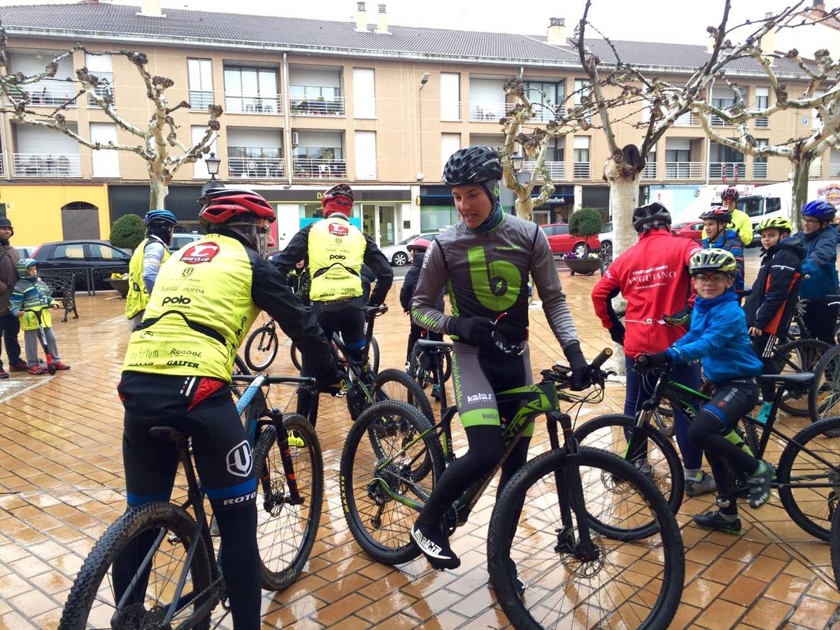 Dentro de las actividades navideñas que ha preparado el Ayuntamiento para estas fechas, la mañana del jueves fue el turno del ciclismo con un paseo cicloturista con la presencia del medallista olímpico de Mountain Bike Carlos Coloma acompañado de sus compañeros del Coloma Bike Club que mantienen en Fuenmayor una escuela de ciclismo dentro dela oferta deportiva municipal que engloba a muchos deportes. Coloma estuvo acompañado además por la joven promesa Vlad Dascalu, que con tan solo 19  años ya es uno de los mejores bikers sub-23 del mundo. Unos 30 ciclistas de todas las edades participaron en este paseo desafiando la desapacible mañana pero contentos de poder pedalear al lado de todo un medallista olímpico que demostró además su gran categoría humana ayudando a los más pequeños e incluso arreglando un pinchazo a uno de ellos. Esta es una más de las numerosas actividades deportivas, festivas y culturales que se han preparado para este periodo navideña en Fuenmayor.