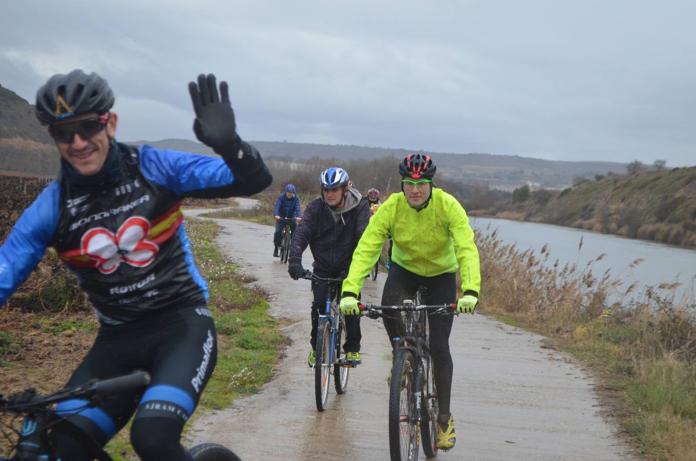 Dentro de las actividades navideñas que ha preparado el Ayuntamiento para estas fechas, la mañana del jueves fue el turno del ciclismo con un paseo cicloturista con la presencia del medallista olímpico de Mountain Bike Carlos Coloma acompañado de sus compañeros del Coloma Bike Club que mantienen en Fuenmayor una escuela de ciclismo dentro dela oferta deportiva municipal que engloba a muchos deportes. Coloma estuvo acompañado además por la joven promesa Vlad Dascalu, que con tan solo 19  años ya es uno de los mejores bikers sub-23 del mundo. Unos 30 ciclistas de todas las edades participaron en este paseo desafiando la desapacible mañana pero contentos de poder pedalear al lado de todo un medallista olímpico que demostró además su gran categoría humana ayudando a los más pequeños e incluso arreglando un pinchazo a uno de ellos. Esta es una más de las numerosas actividades deportivas, festivas y culturales que se han preparado para este periodo navideña en Fuenmayor.