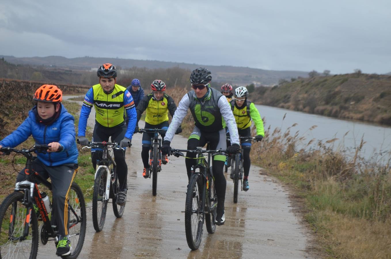 Dentro de las actividades navideñas que ha preparado el Ayuntamiento para estas fechas, la mañana del jueves fue el turno del ciclismo con un paseo cicloturista con la presencia del medallista olímpico de Mountain Bike Carlos Coloma acompañado de sus compañeros del Coloma Bike Club que mantienen en Fuenmayor una escuela de ciclismo dentro dela oferta deportiva municipal que engloba a muchos deportes. Coloma estuvo acompañado además por la joven promesa Vlad Dascalu, que con tan solo 19  años ya es uno de los mejores bikers sub-23 del mundo. Unos 30 ciclistas de todas las edades participaron en este paseo desafiando la desapacible mañana pero contentos de poder pedalear al lado de todo un medallista olímpico que demostró además su gran categoría humana ayudando a los más pequeños e incluso arreglando un pinchazo a uno de ellos. Esta es una más de las numerosas actividades deportivas, festivas y culturales que se han preparado para este periodo navideña en Fuenmayor.