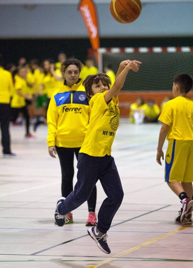 Joe Arlauckas, exjugador del Real Madrid y Baskonia, compartió ayer sus experiencias con los jóvenes jugadores que participaron en el torneo Canteras y con otros que desde hoy disputan el de Lardero. El neoyorkino no dudó en bromear con los más pequeños, a quienes explicó algunos trucos. Hoy estará también en Lardero, donde arranca una competición que acoge tres categorías -Prebenjamín, Benjamín, Alevín- y 25 equipos.