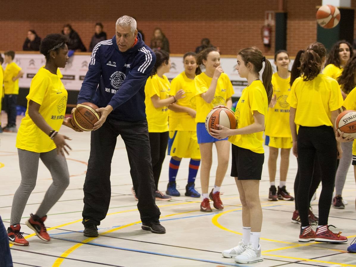 Joe Arlauckas, exjugador del Real Madrid y Baskonia, compartió ayer sus experiencias con los jóvenes jugadores que participaron en el torneo Canteras y con otros que desde hoy disputan el de Lardero. El neoyorkino no dudó en bromear con los más pequeños, a quienes explicó algunos trucos. Hoy estará también en Lardero, donde arranca una competición que acoge tres categorías -Prebenjamín, Benjamín, Alevín- y 25 equipos.