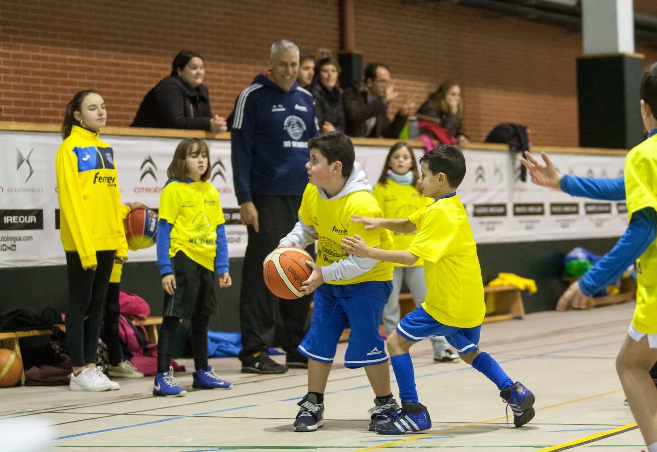 Joe Arlauckas, exjugador del Real Madrid y Baskonia, compartió ayer sus experiencias con los jóvenes jugadores que participaron en el torneo Canteras y con otros que desde hoy disputan el de Lardero. El neoyorkino no dudó en bromear con los más pequeños, a quienes explicó algunos trucos. Hoy estará también en Lardero, donde arranca una competición que acoge tres categorías -Prebenjamín, Benjamín, Alevín- y 25 equipos.