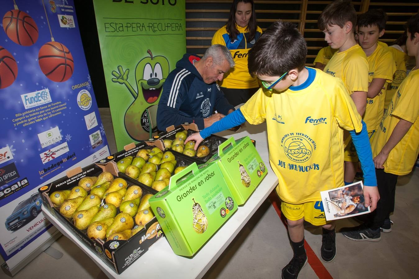 Joe Arlauckas, exjugador del Real Madrid y Baskonia, compartió ayer sus experiencias con los jóvenes jugadores que participaron en el torneo Canteras y con otros que desde hoy disputan el de Lardero. El neoyorkino no dudó en bromear con los más pequeños, a quienes explicó algunos trucos. Hoy estará también en Lardero, donde arranca una competición que acoge tres categorías -Prebenjamín, Benjamín, Alevín- y 25 equipos.