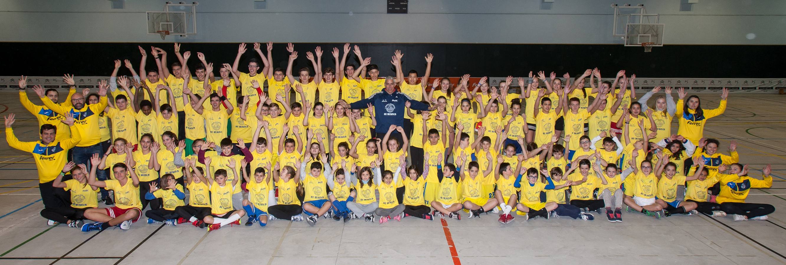 Joe Arlauckas, exjugador del Real Madrid y Baskonia, compartió ayer sus experiencias con los jóvenes jugadores que participaron en el torneo Canteras y con otros que desde hoy disputan el de Lardero. El neoyorkino no dudó en bromear con los más pequeños, a quienes explicó algunos trucos. Hoy estará también en Lardero, donde arranca una competición que acoge tres categorías -Prebenjamín, Benjamín, Alevín- y 25 equipos.
