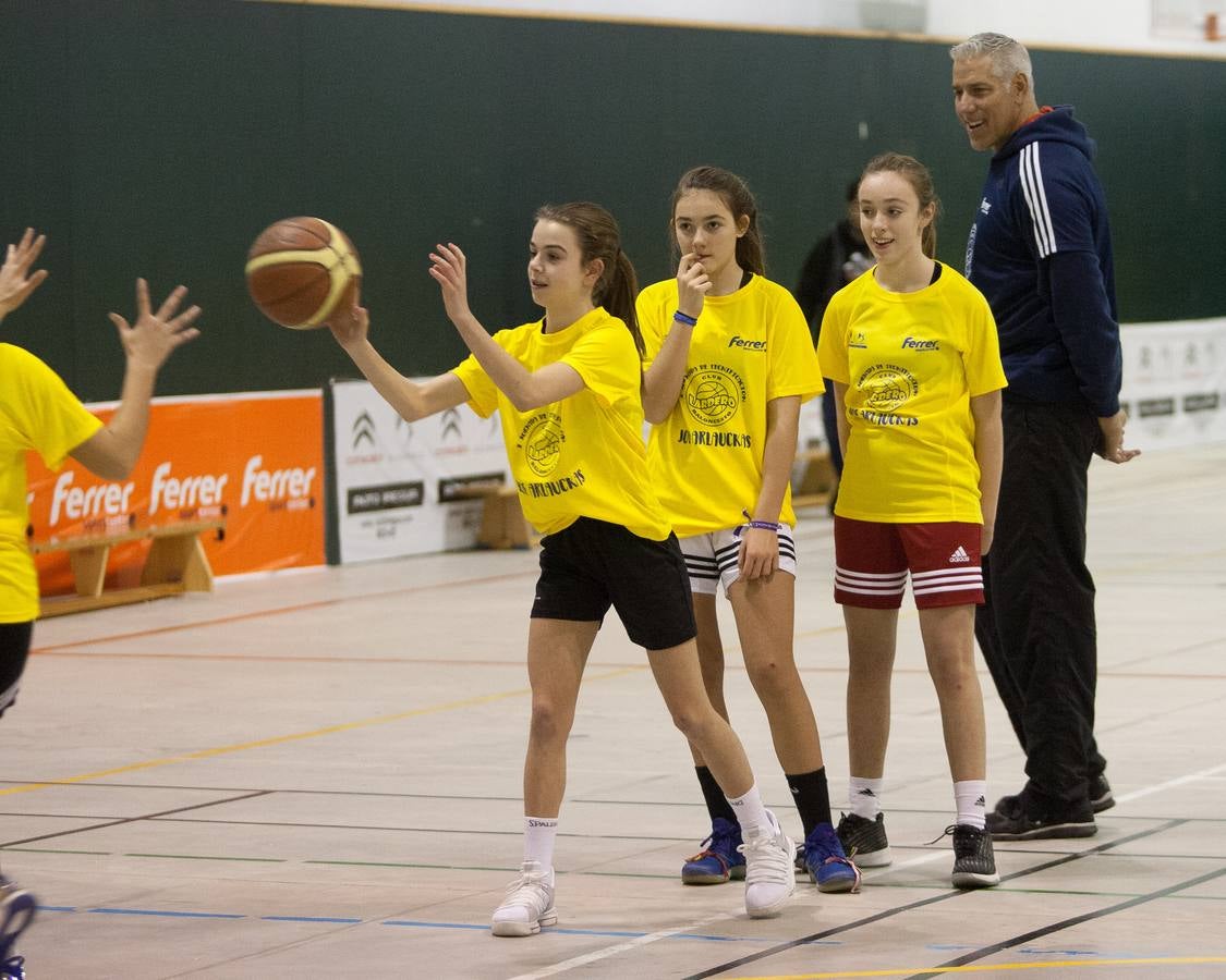 Joe Arlauckas, exjugador del Real Madrid y Baskonia, compartió ayer sus experiencias con los jóvenes jugadores que participaron en el torneo Canteras y con otros que desde hoy disputan el de Lardero. El neoyorkino no dudó en bromear con los más pequeños, a quienes explicó algunos trucos. Hoy estará también en Lardero, donde arranca una competición que acoge tres categorías -Prebenjamín, Benjamín, Alevín- y 25 equipos.