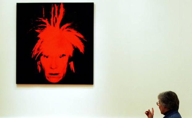 Autorretrato de Warhol en un museo ruso. 