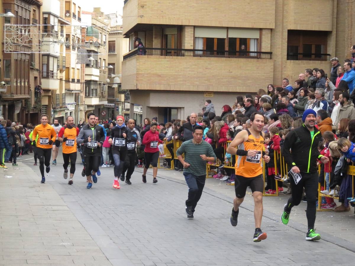 Las imágenes de la carrera de Nochevieja por las calles de Alfaro