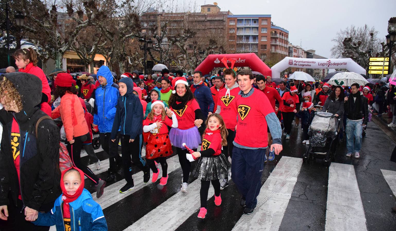 La carrera pasada por agua de papás y pequeños por las calles de la capital