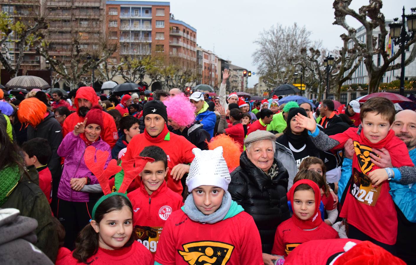 La carrera pasada por agua de papás y pequeños por las calles de la capital