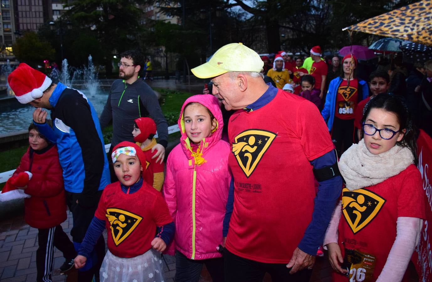 La carrera pasada por agua de papás y pequeños por las calles de la capital