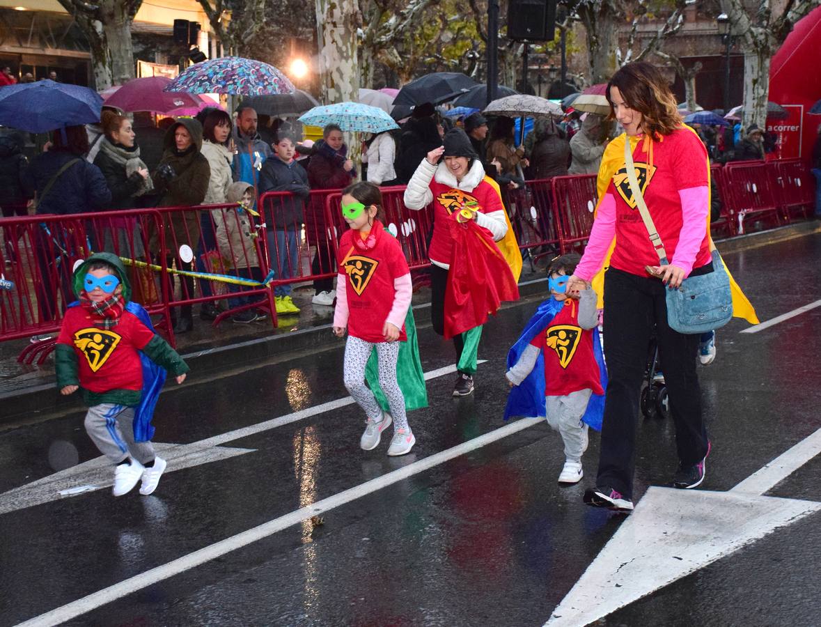 La carrera pasada por agua de papás y pequeños por las calles de la capital