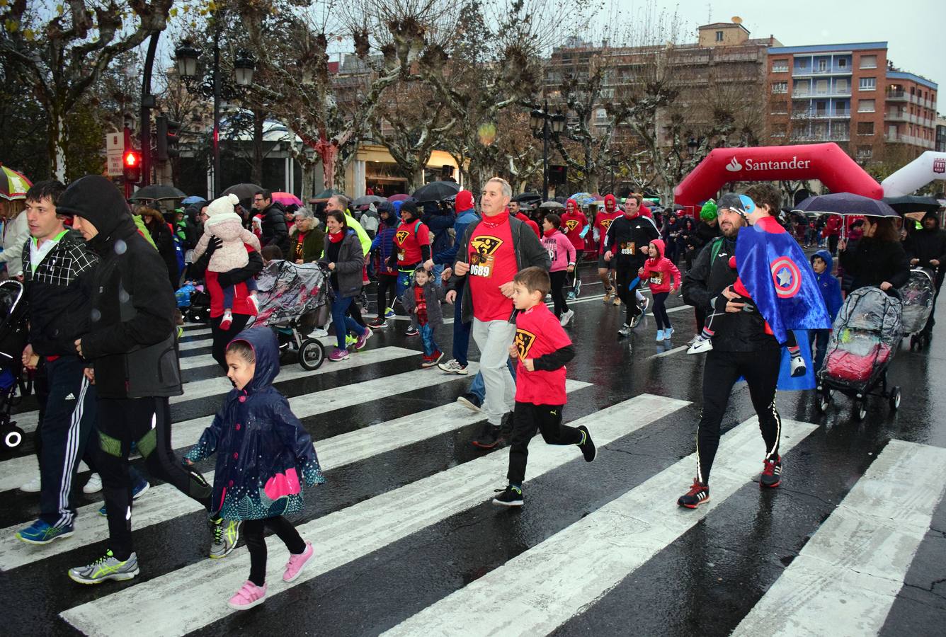 La carrera pasada por agua de papás y pequeños por las calles de la capital