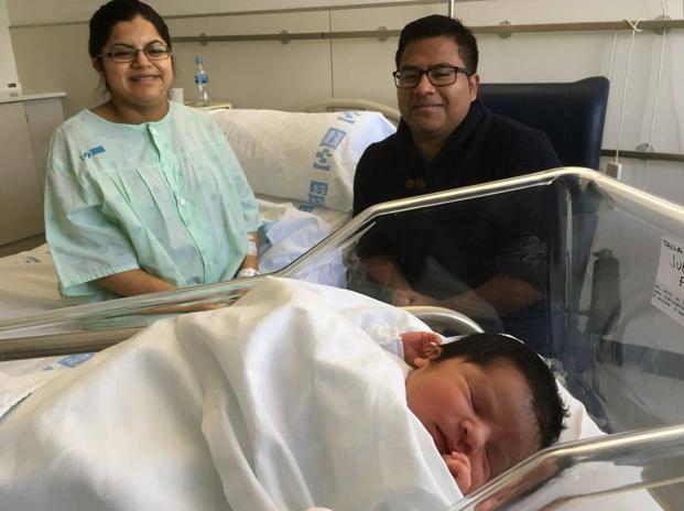 Julen Francis, el primer riojano del 2018, durmiendo en su habitación del San Pedro delante de sus padres, Yuri y Andrés.