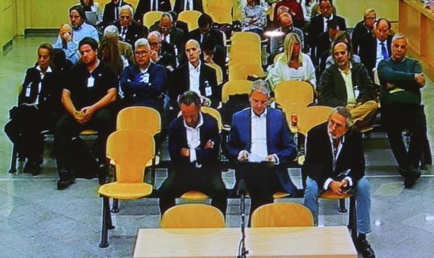 Los cabecillas de la 'trama Gürtel' asisten en primera fila a una de las vistas del juicio. :: j. j. guillén / efe