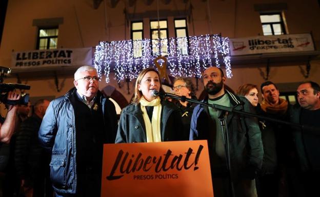 La alcaldesa de Sant Vicenç dels Horts (Barcelona), Maite Aymerich, interviene durante la concentración convocada por las entidades soberanistas Ómnium Cultural y ANC.