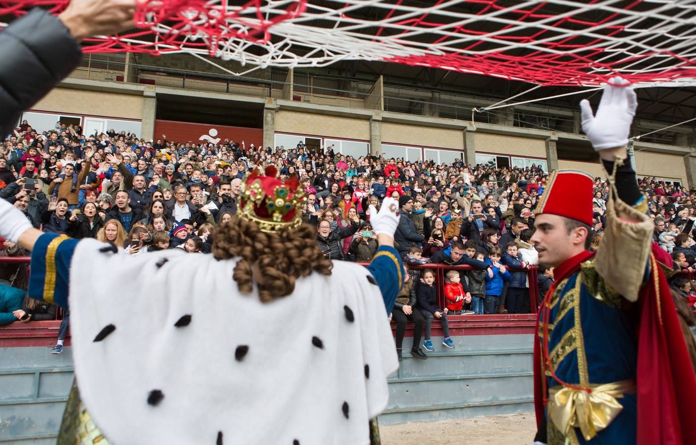 Todos querían darle la mano a Melchor, Gaspar y Baltasar