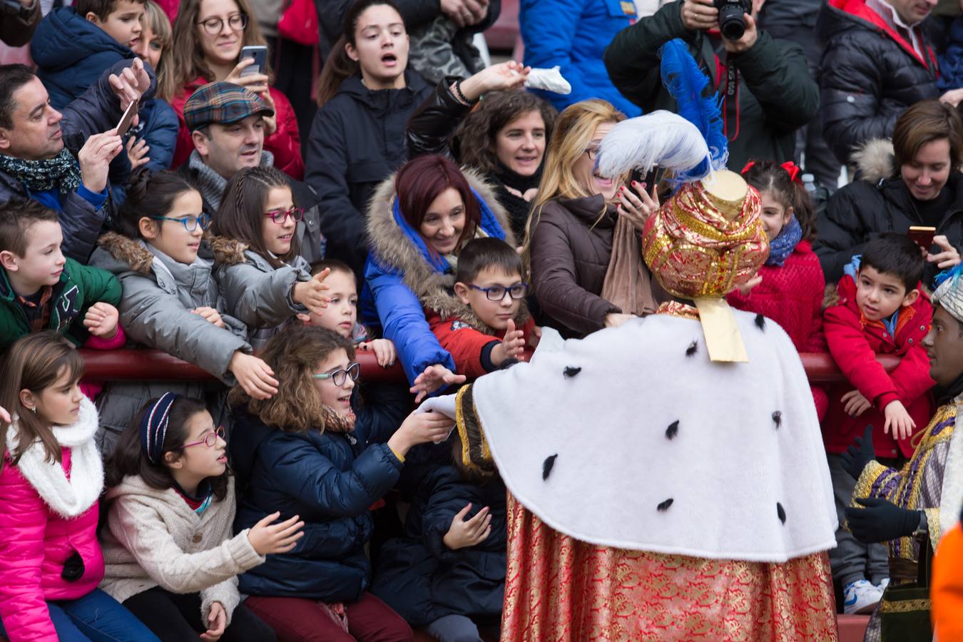 Todos querían darle la mano a Melchor, Gaspar y Baltasar